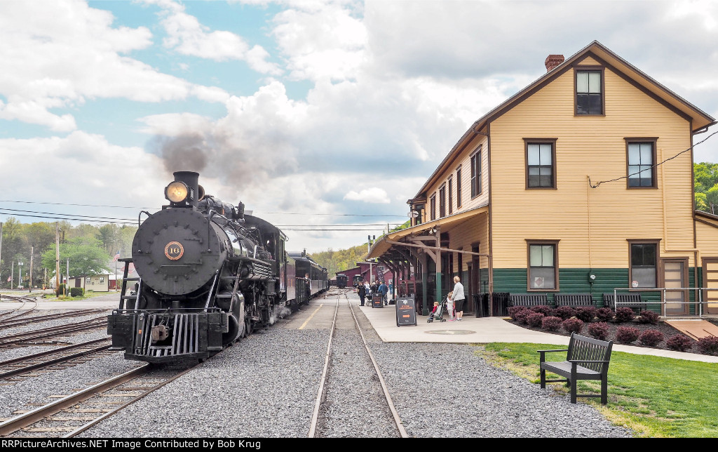 EBT 16 arriving at Orbisonia Station after filling up with water in the yard